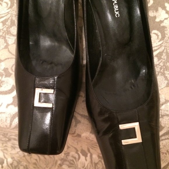 BANANA REPUBLIC black leather pump ~ square toe - Picture 4 of 9